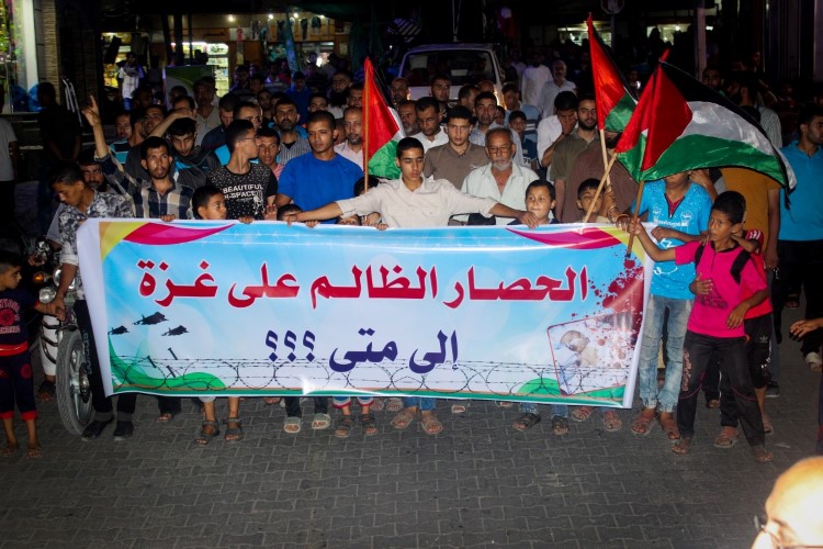 مسيرة جماهيرية بخان يونس رفضًا للحصار وإجراءات عباس