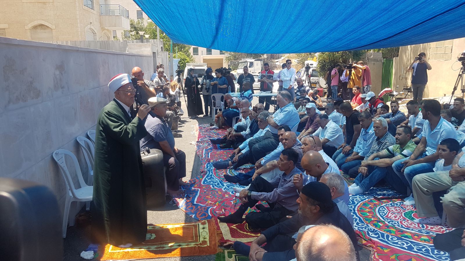 مقدسيون يؤدون الجمعة أمام منزل شماسنة بالشيخ جراح
