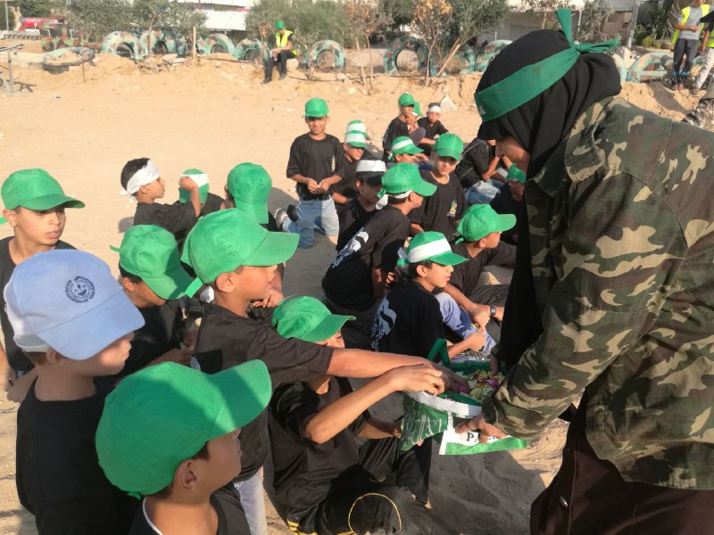 عروض عسكرية خلال حفل تخريج مخيمات #فرسان_فلسطين بغزة