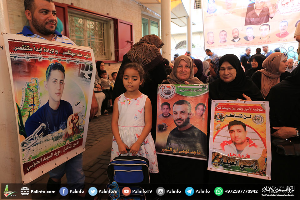 الاعتصام الإسبوعي لأهالي الأسرى في مقر الصليب الأحمر بغزة
