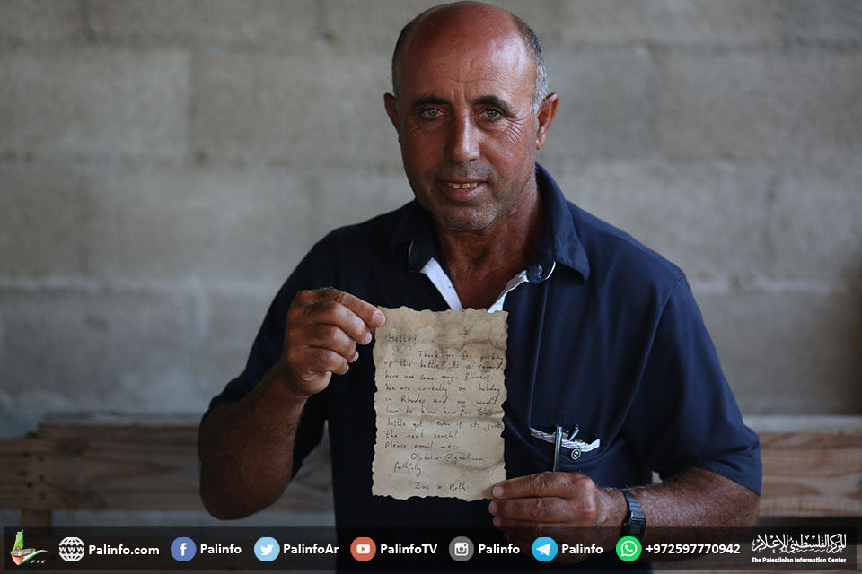 رسائل حب يونانية ترسو على شاطئ غزة.. ماذا كتب فيها؟