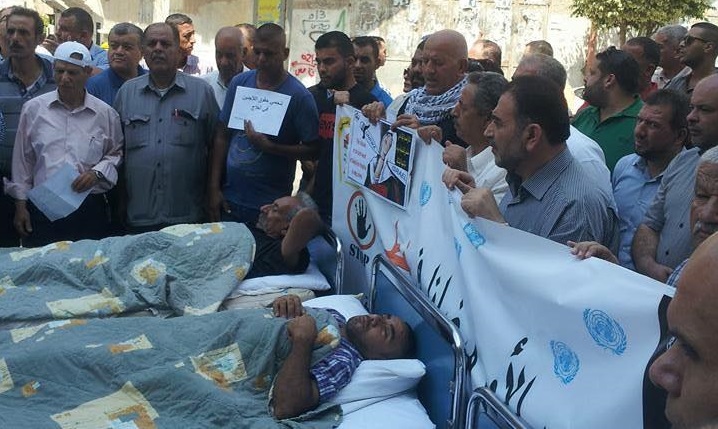 مسن فلسطيني يعتصم على سرير الموت.. وهذا مطلبه