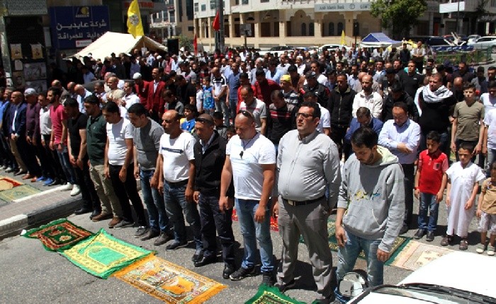 أهالي قلقيلية يؤدون الجمعة أمام مشفى الأونروا المهدد بالإغلاق