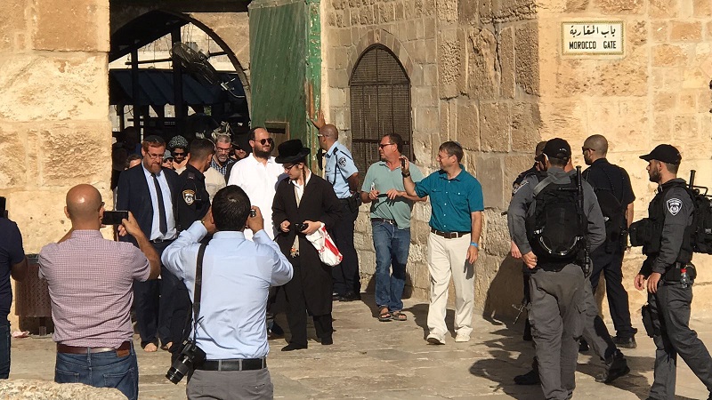 عشرات المستوطنين يقتحمون باحات الأقصى وإغلاقات في القدس