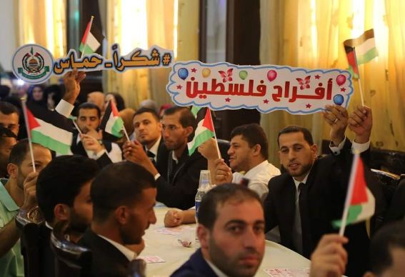 حماس بخان يونس توزع 72 ألف دولار على الأزواج الشابة