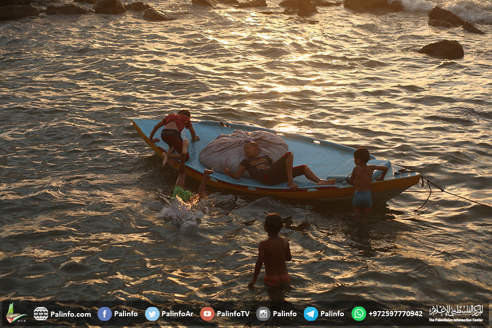 أطفال يلهون على شاطئ بحر مدينة غزة