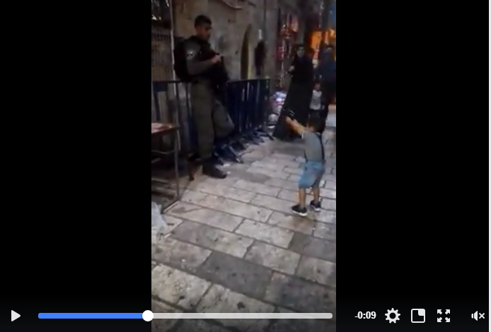 في القدس.. شاهد ماذا فعل هذا الطفل المقاوم لجندي الاحتلال ؟