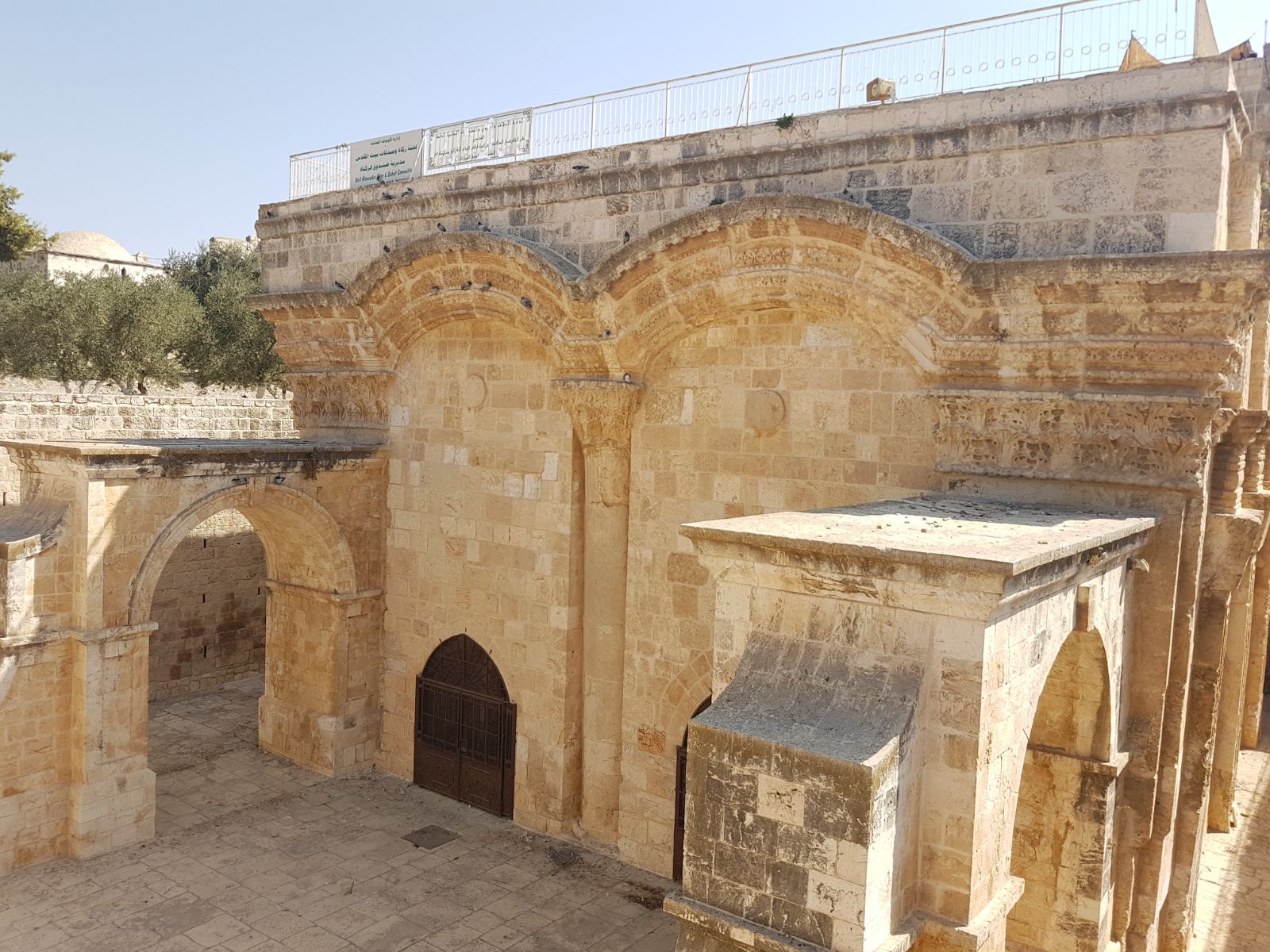 الاحتلال يقرر إبعاد 9 مقدسيين عن مقبرة باب الرحمة