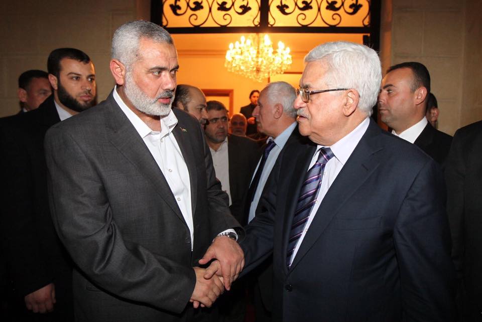 عباس يرحب برسالة هنية ويبحث إصدار مراسيم الانتخابات