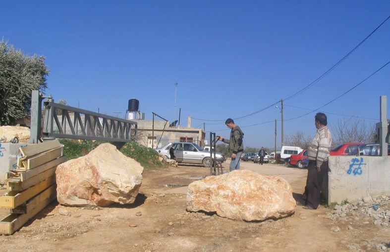 الاحتلال يغلق طريقًا رئيسًا في رام الله