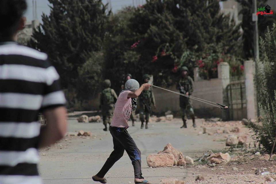 الاحتلال يعتقل فتى واندلاع مواجهات في كفر قدوم بقلقيلية