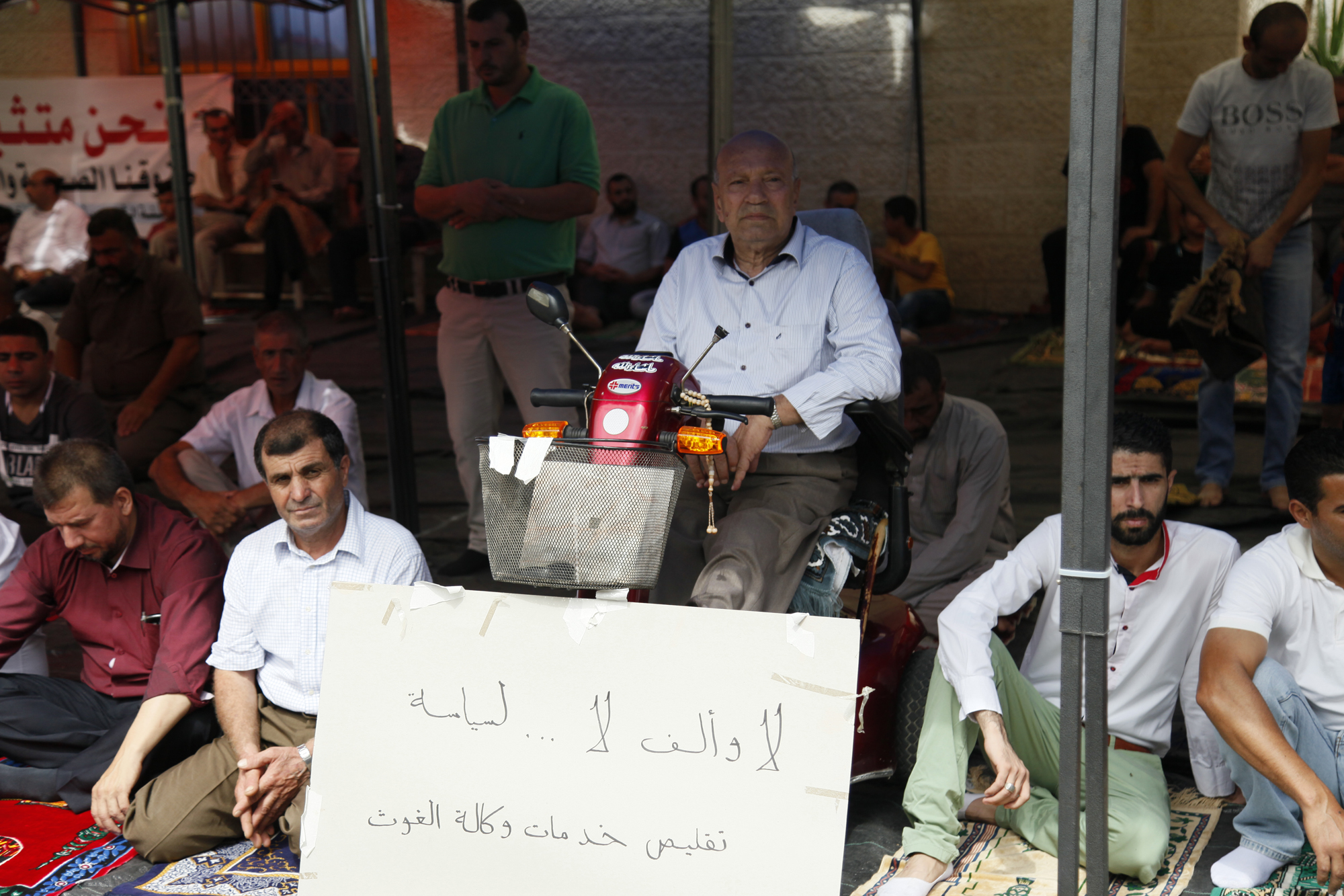 أهالي قلقيلية يؤدون الجمعة في ساحة مستشفى الوكالة