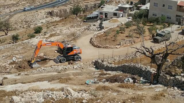 فلسطينيون يمنعون شق طريق استيطاني شمال القدس