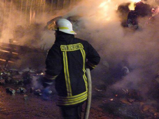 مستوطنون يشعلون النار في ممتلكات للمواطنين جنوب نابلس