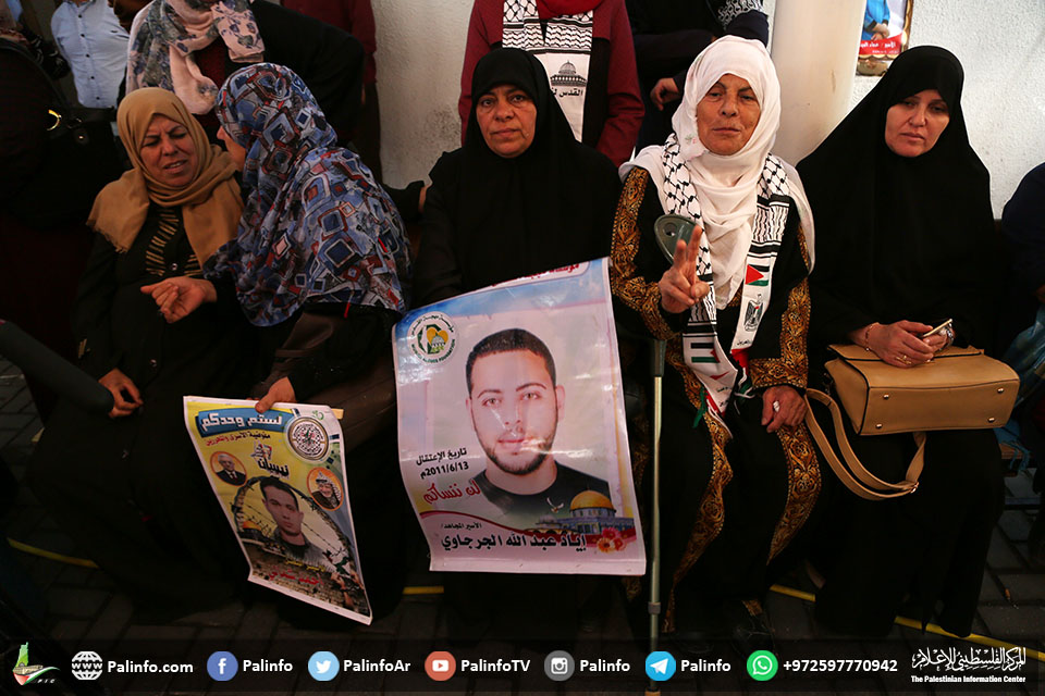 الاعتصام الأسبوعي المتواصل لأهالي الأسرى داخل مقر الصليب الأحمر بغزة