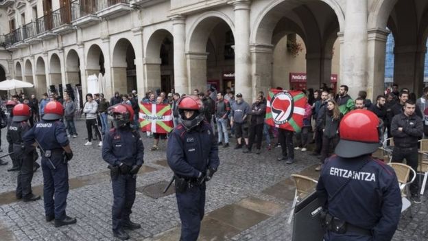 شرطة أسبانيا تغلق مكاتب الاقتراع في كتالونيا لمنع استفتاء الأحد