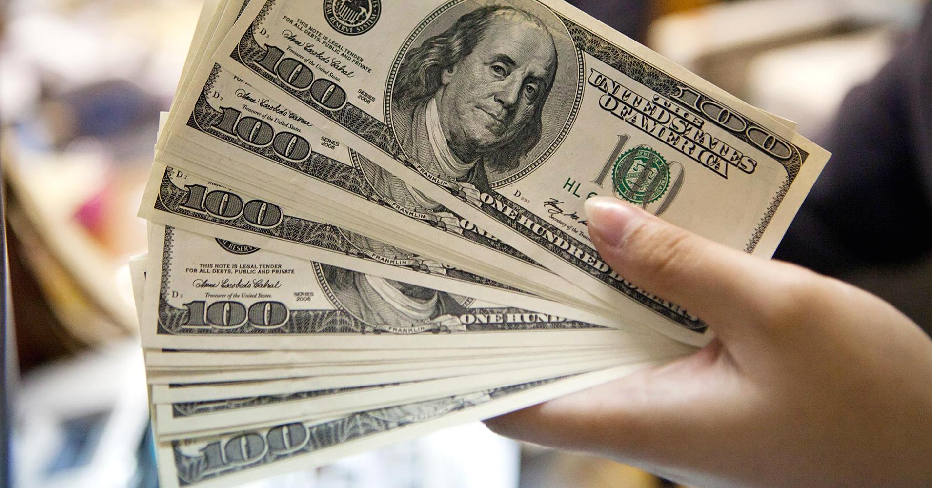 هل ينتهي عصر هيمنة الدولار الأميركي؟