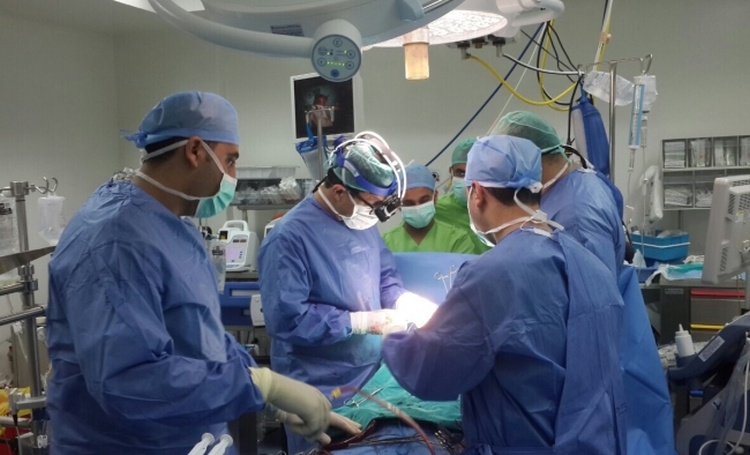 أطباء أردنيون يجرون عملية زراعة قلب لشاب