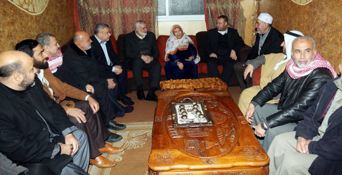 وفد من حماس يزور عائلة القائد الشهيد نزار ريان