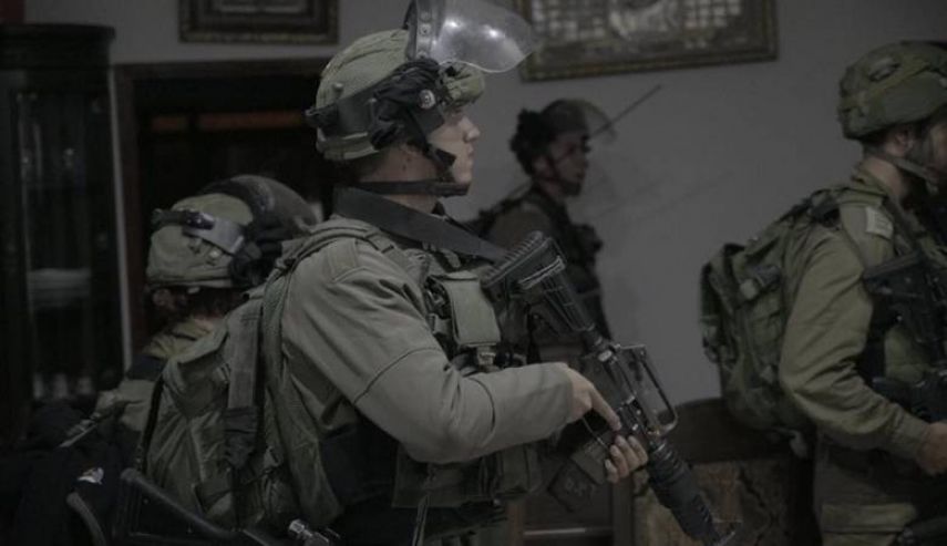 إسرائيل تعتقل 14 فلسطينيا بالضفة بينهم نائب بالتشريعي