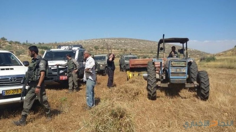 الاحتلال يعتقل مزارعين من أراض قرب الجدار غرب جنين
