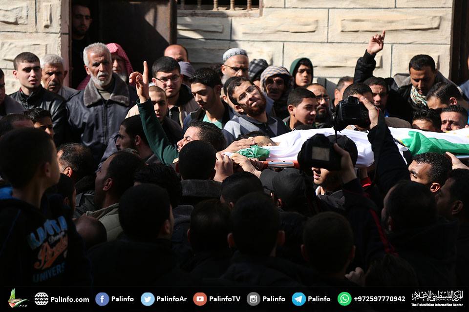 جماهير غزة تشيع جثمان الشهيد الصياد عبد الله زيدان
