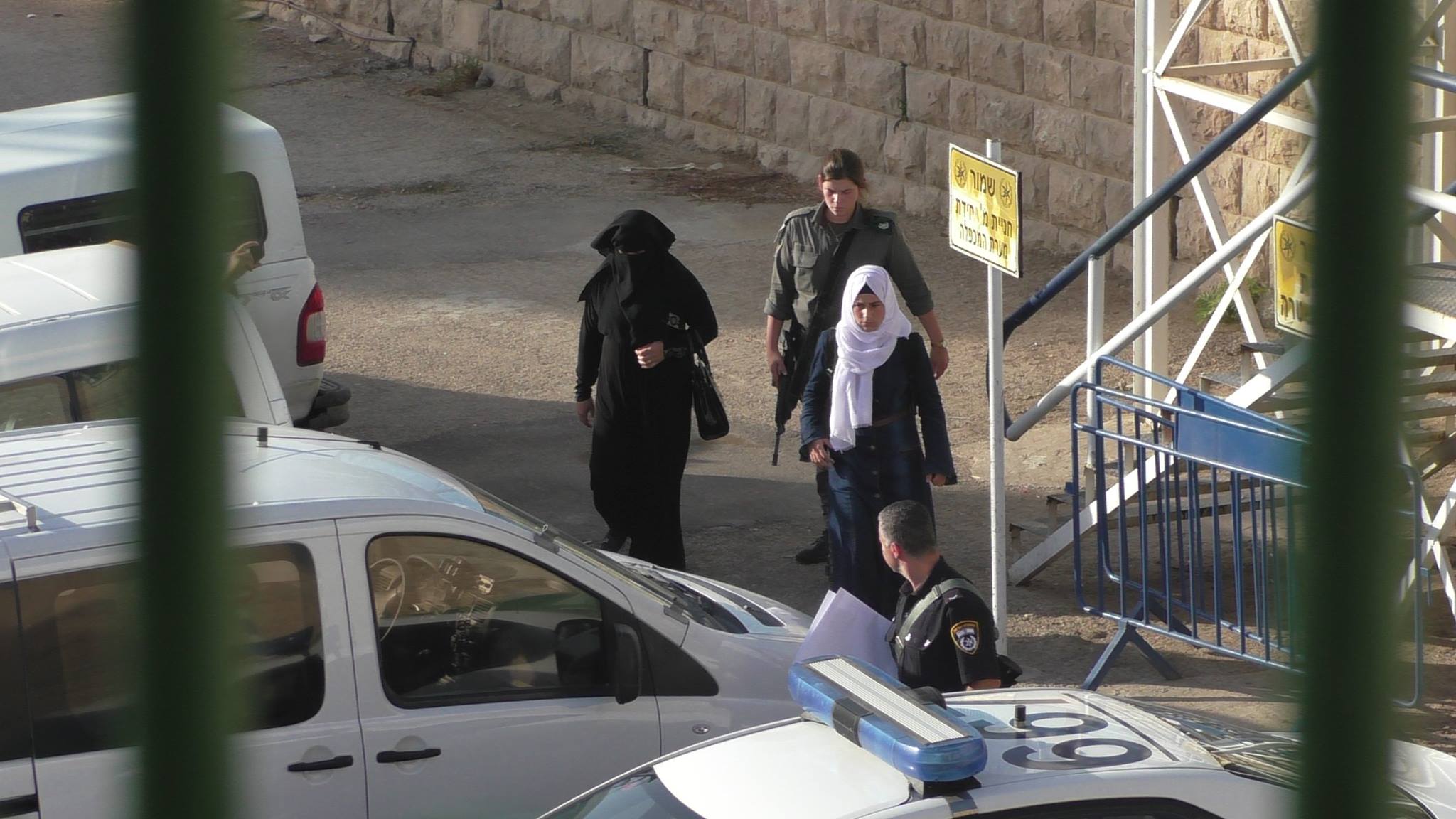 الاحتلال يعتقل مواطنة قرب الحرم الإبراهيمي وسط الخليل