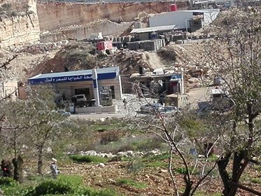 الاحتلال يصادر كاميرات من محطة وقود جنوب نابلس
