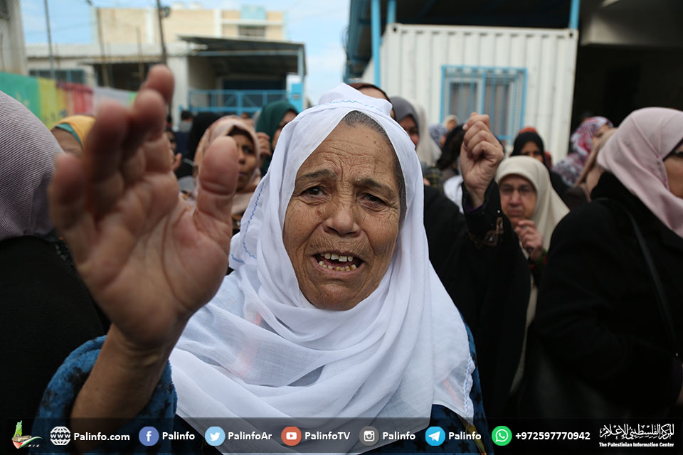 وقفة احتجاجية أمام مقر أونروا في نصيرات رفضا للتقليصات الأمريكية