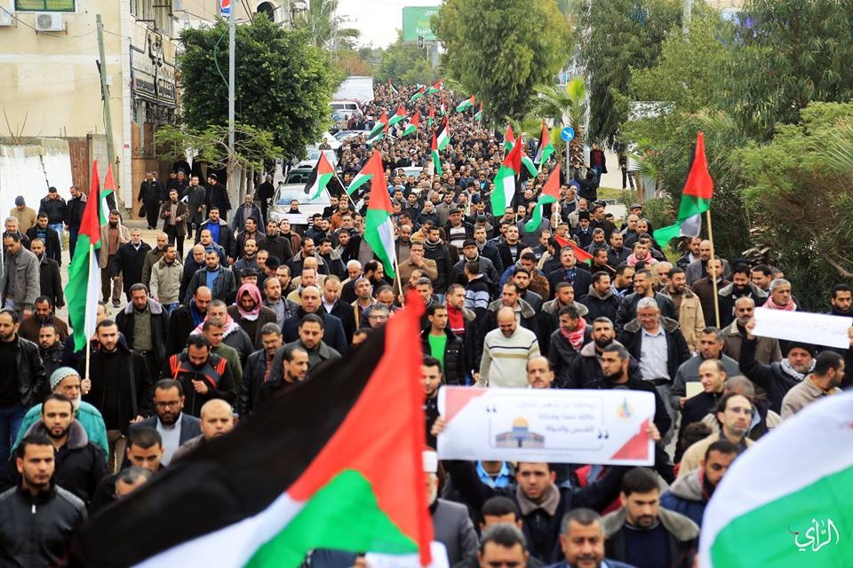 آلاف الموظفين في غزة يرفعون الصوت بمسيرة حاشدة