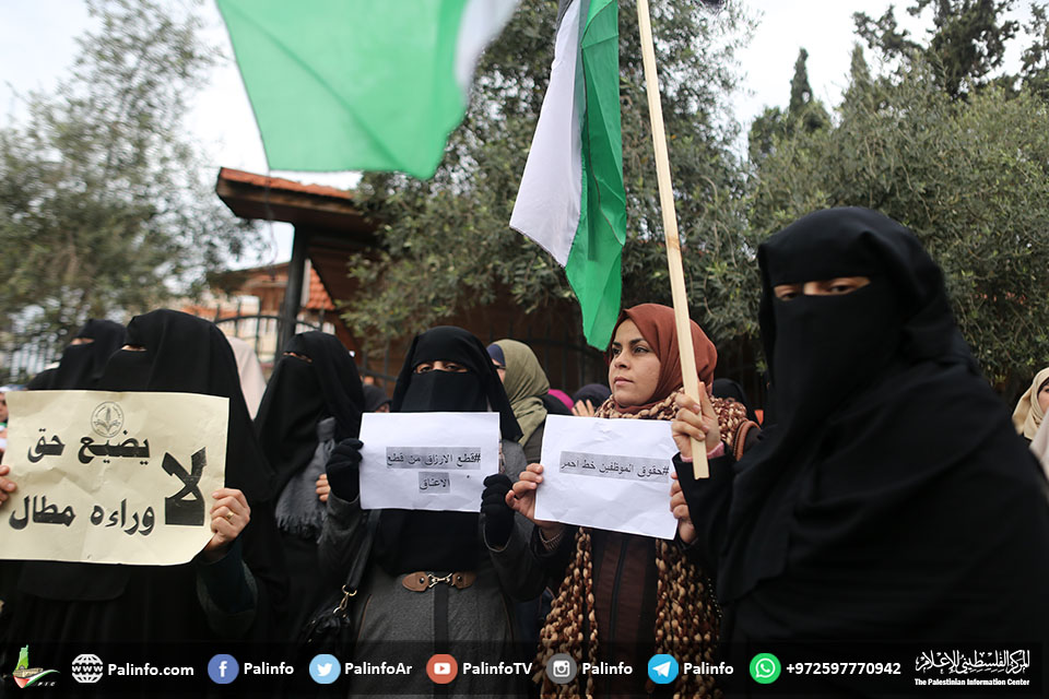 آلاف الموظفين بغزة يخرجون بمسيرة للمطالبة بحقوقهم من الحكومة