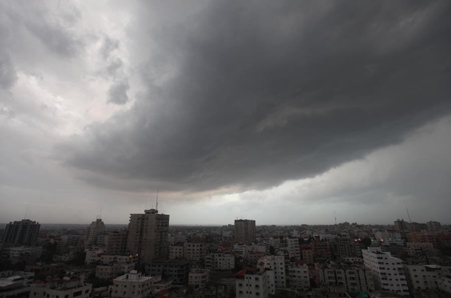 بلدية غزة تواصل معالجة آثار المنخفض الجوي