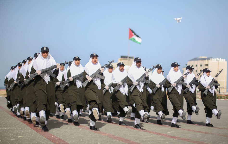 الداخلية تُخّرج دورة عسكرية نسائية بغزة