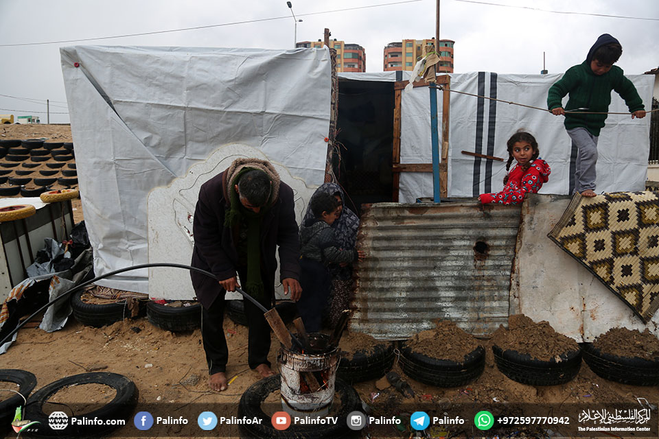 بسبب ضيق الحال.. عائلة فلسطينية تسكن في خيمة على شاطئ بحر غزة
