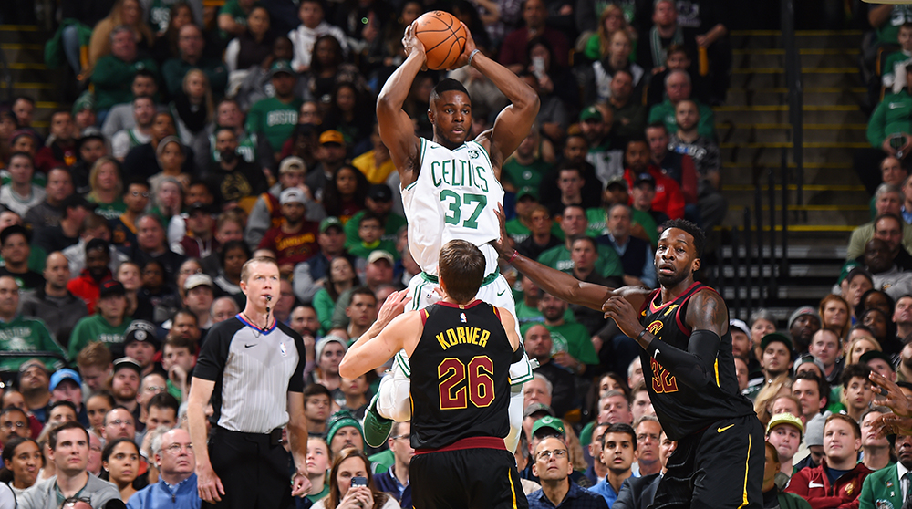 NBA: بوسطن سلتيكس يتغلب على كليفلاند كافالييرز في قمة المنطقة الشرقية