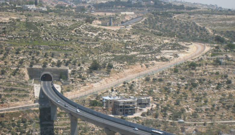 الاحتلال يصدّق على بناء جسر هوائي يربط مستوطنتين غربي بيت لحم