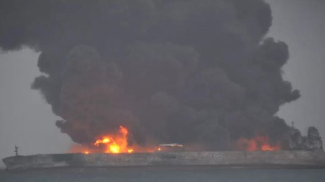 انفجاران كبيران استهدفا ناقلتي نفط في خليج عُمان