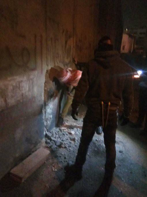مقاومون يحطمون كاميرات مراقبة ويفتحون ثغرة بالجدار شرق القدس