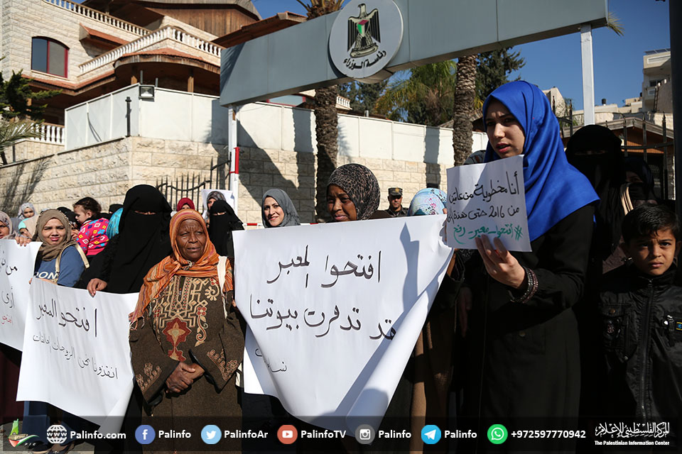 وقفة للزوجات العالقات أمام رئاسة الوزراء بغزة