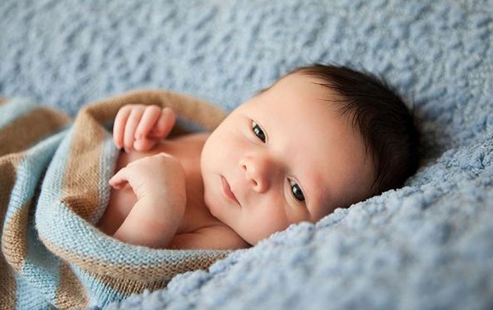 عندما يبتسم الرضيع في وجهك.. هل يعرفك حقا؟