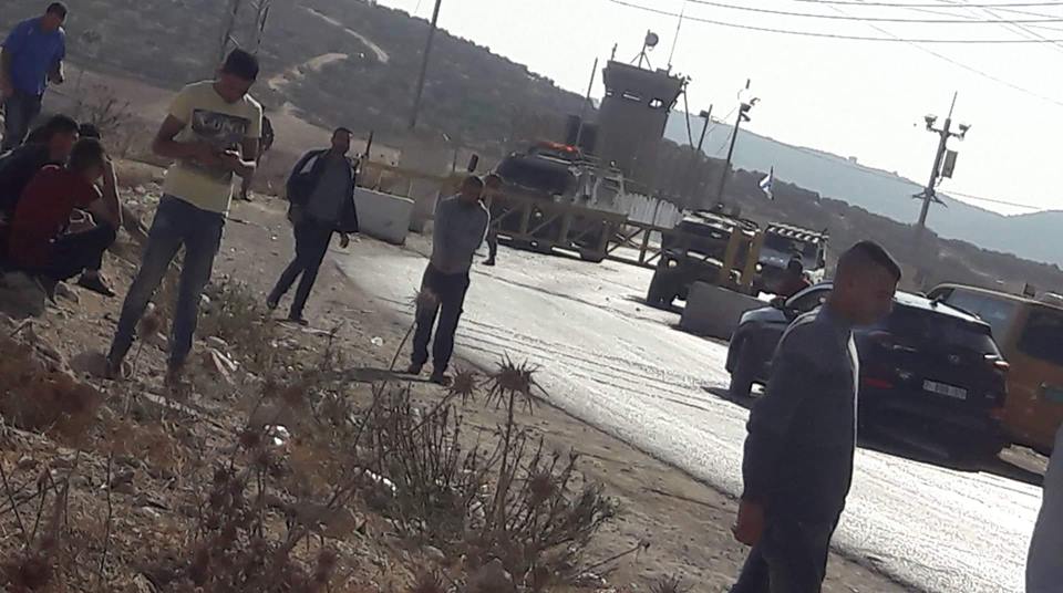 الاحتلال يحتجز فتية على حاجز بمدخل النبي صالح