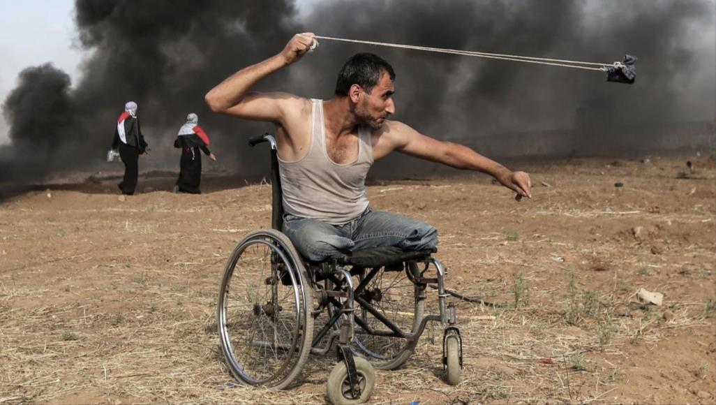 صورة مؤثرة لمُقعد فلسطيني تفوز بجائزة دولية