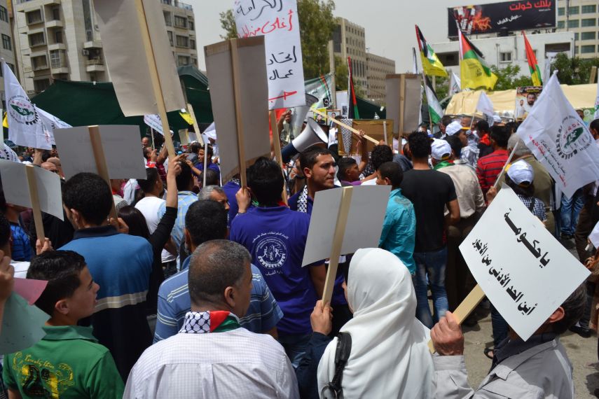 محتجون ضد قانون الضمان الاجتماعي يغلقون شارع رأس الجورة بالخليل