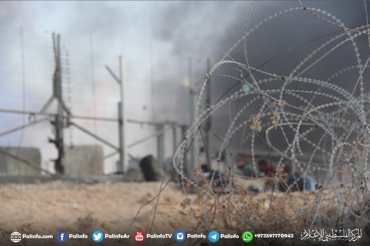 مشاهد جرأة الشباب الثائر قرب بوابة النمر شرق دير البلح