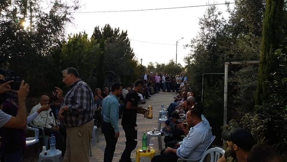 أهالي شويكة ينظمون وقفة مساندة أمام منزل المطارد أشرف نعالوة