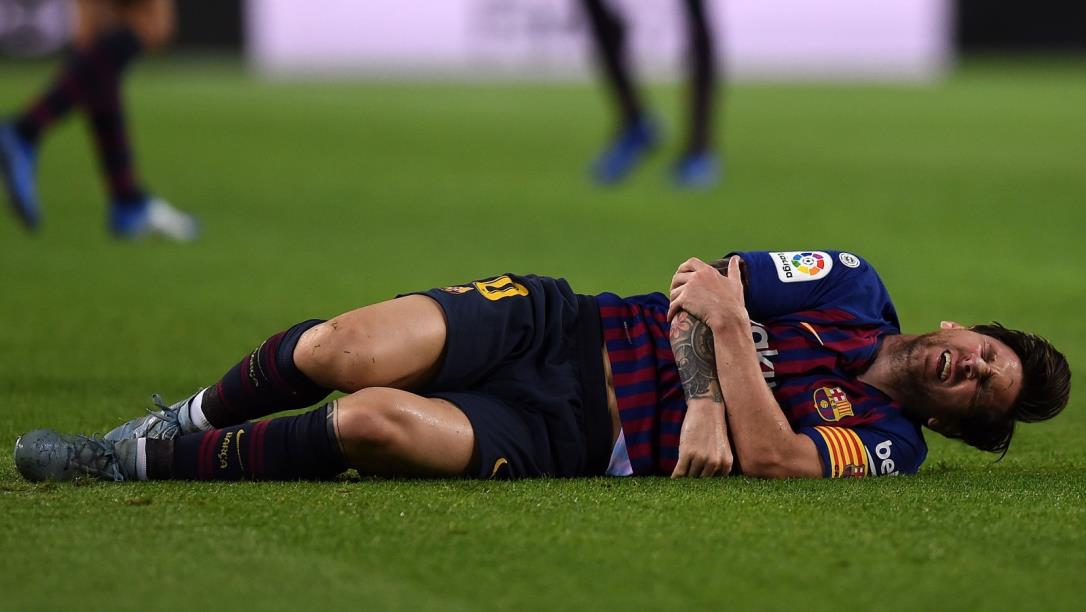 ميسي يغيب ثلاثة أسابيع عن برشلونة لكسر في يده