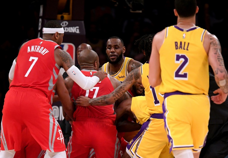 NBA: هيوستن يفسد على جيمس مباراته الأولى في لوس أنجليس