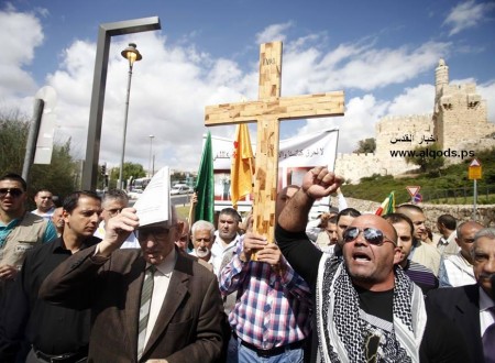 الاحتلال يعتدي على وقفة احتجاجية لمسيحيي القدس ويعتقل راهبًا
