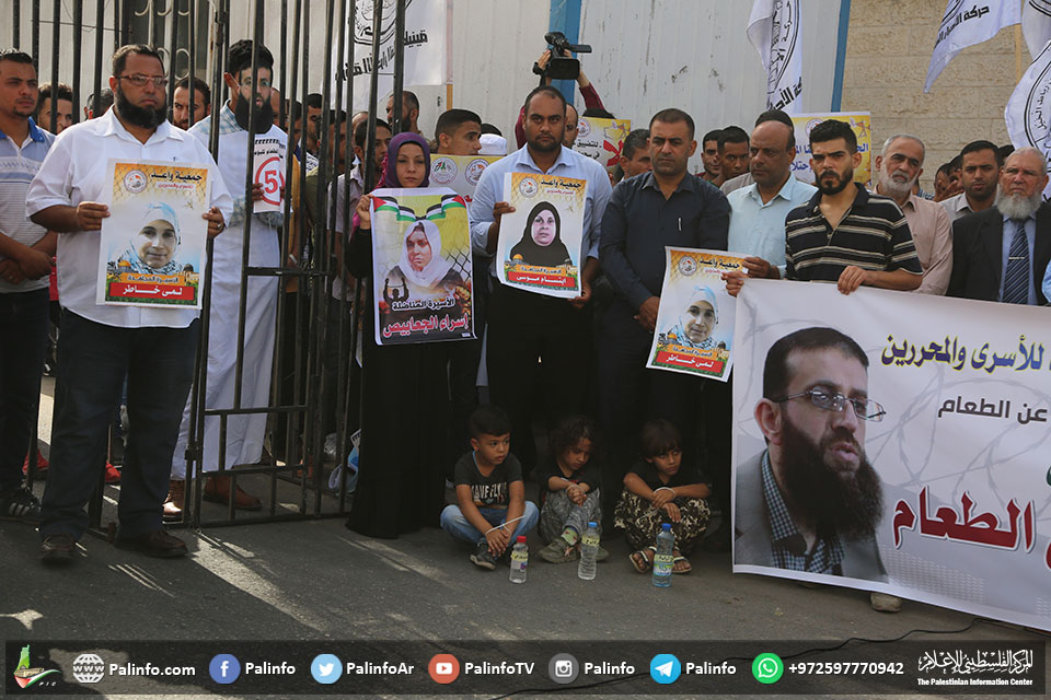 وقفة بغزة تضامنا مع خضر عدنان والأسيرات في سجون الاحتلال