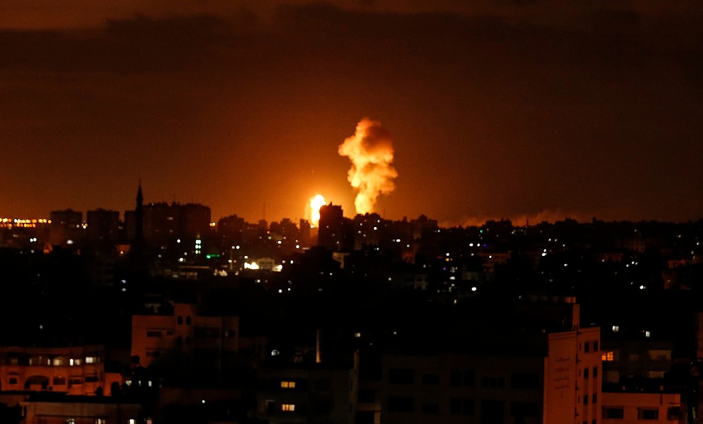 طائرات الاحتلال تدمر بناية وثلاثة منازل في قطاع غزة